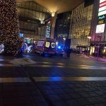 Pijany bluzgał w centrum handlowym aż interweniowała policja. Mundurowi pomogli też bezdomnemu