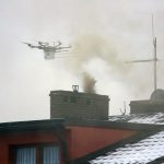 Sprawdzają czym palimy przy szkołach i przedszkolach w Katowicach. Nad kominami mieszkańców pojawi się dron