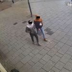 W centrum Katowic pobili i okradli 31-latka. Kamery patrzyły (wideo)