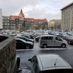 Samochody nie powinny parkować na Placu Sejmu Śląskiego – uważa katowicki radny. Chce żeby miasto wprowadziło zakaz