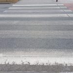 Niebezpieczne wyprzedzanie przed przejściem. 21-latek surowo ukarany