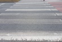 Niebezpieczne wyprzedzanie przed przejściem. 21-latek surowo ukarany