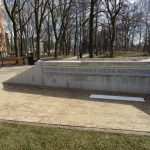 Łatwo można dojechać z placu Marii i Lecha Kaczyńskich w Katowicach na skwer o tej samej nazwie w Tychach