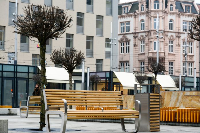 rynek plac kwiatowy ławki