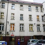 Nie wie jak się nazywa, idąc wzdłuż torów dotarła do Katowic. Poznajecie ją?