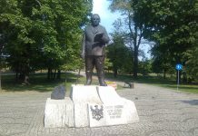 Policja szuka sprawców zniszczenia pomnika generała Jerzego Ziętka, a na Twitterze są nawet zdjęcia