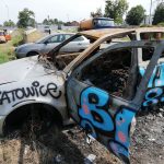 Spalone samochody straszą w centrum Katowic. „Postapo Kato” (zdjęcia)