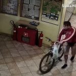 Ukradł rower na Sokolskiej w Katowicach. Poznajesz go? (wideo)