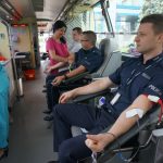 Przy komendzie w Katowicach leje się krew. Każdy może dołożyć swojej