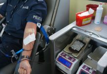 Przed komendą policji w Katowicach leje się krew. To dobrze