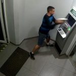 Cegłą zaatakował bankomat w Katowicach. Szuka go policja (wideo)