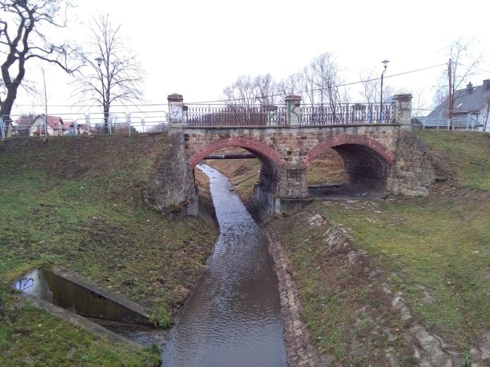 1200px-Most_nad_Mleczną_w_Podlesiu