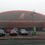 Kibole z Janowa zaatakowali rodziców młodych hokeistów GieKSy. Klub się odcina lodowisko Jantor od przodu, przed lodowiskiem kilka zaparkowanych samochodów