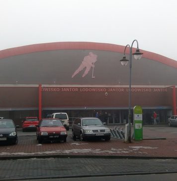 Kibole z Janowa zaatakowali rodziców młodych hokeistów GieKSy. Klub się odcina lodowisko Jantor od przodu, przed lodowiskiem kilka zaparkowanych samochodów