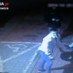 Zatrzymano mężczyznę, który uszkodził rzeźbę przed Muzeum Historii Katowic. Szukają jeszcze jednego