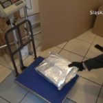 Policja przejęła narkotyki warte 2 mln zł, które miały trafić do kiboli. Zatrzymano kilkanaście osób