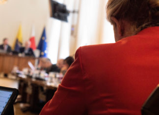 Na sesji przekonywali, że to nie „fanaberia”. Radni przegłosowali 630 tys. zł na dwa samochody osobowe