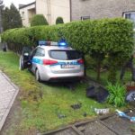 Policjanci jechali na interwencję w Katowicach. Uderzyli w ogrodzenie