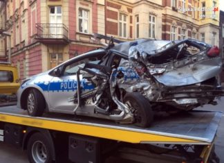 Tyle zostało z radiowozu – poważne obrażenia policjantów. Zaczęło się od martwej sarny