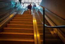 Rozbiórka nieczynnych schodów na dworcu dopiero za kilka dni