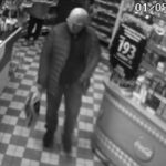 Amator kawy nagrany przez kamery. Ukradł w katowickim sklepie ponad 80 paczek