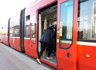 Kolejne zmiany na Rynku. Część tramwajów zacznie jeździć, inne przestaną osoba w kurtce wchodząca do otwartych drzwi tramwaju