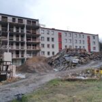 Deweloper buduje, a mieszkańcy Kostuchny narzekają na sterty odpadów budowlanych i ziemi