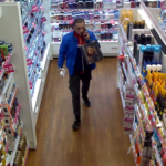 Katowicka policja poszukuje mężczyzny z misiem na torbie. Z powodu dwóch dni kradzieży