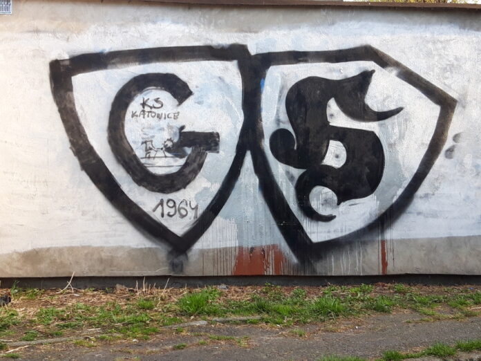 grafitti z logo GieKSy, a obo literaz H
