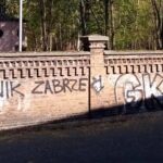 Wandale zdewastowali kibolskimi napisami mur bazyliki w Panewnikach. „Naprawić i odpokutować” – pisze parafia