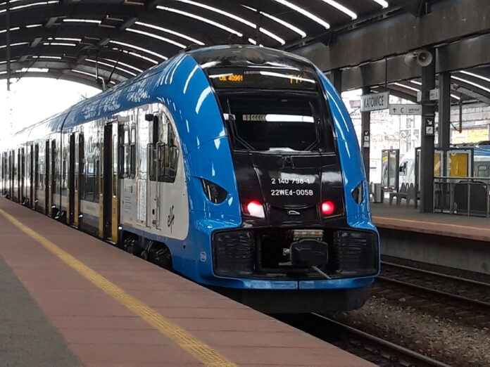 na zdjęciu widać pociąg Kolei Śląskich stojący na Dworcu Głównym w Katowicach