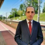 Po ogromnym spadku pasażerów Koleje Śląskie znowu się wypełniają. Czy w pociągach jest bezpiecznie? Rozmawiamy z rzecznikiem KŚ