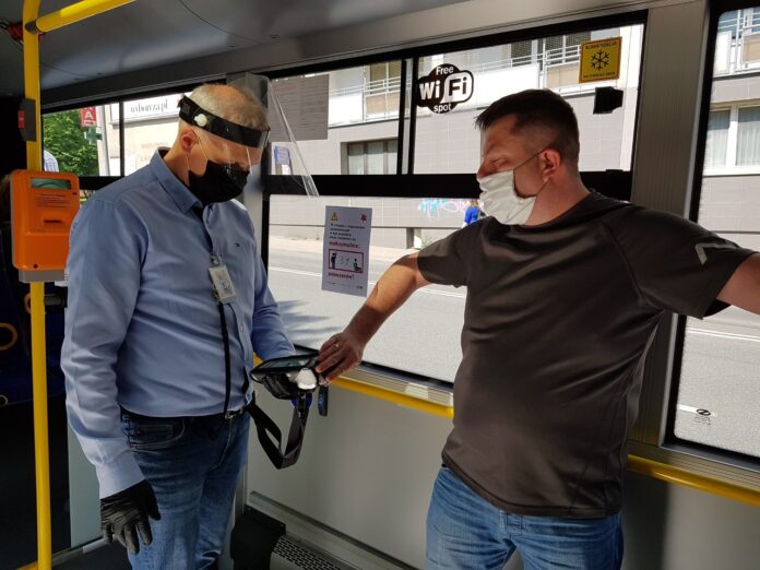 Tomasz Musioł podczas kontroli biletów z użyciem nowego urządzenia 4