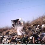 Dwa miesiące strażnicy obserwowali teren, na który podrzucano odpady. Przywoziła je furgonetka