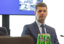 Do końca roku szkolnego nauczanie zdalne. Uczniowie nie wrócą do szkół. Wrzesień też niepewny