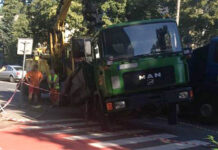 Ciężarówka zapadła się w jezdni. Ulica w Katowicach zablokowana