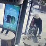 Złodziej w centrum Katowic zabrał telefon jak swój. Chwilę wcześniej nagrały go kamery jak zakładał maseczkę