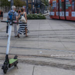 Problem z hulajnogami elektrycznymi w Katowicach. Chcą utworzenia punktów postojowych i systemu zbierania źle zaparkowanych