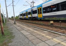 Chwile grozy w pociągu. Dziecko zostało samo, ojciec na peronie