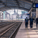 Policja na dworcu w Katowicach. Dwa perony na razie wyłączone. Alarm bombowy