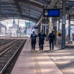 24-latek w stanie „skrajnie ciężkim” w szpitalu. Chciał skrócić sobie drogę z dworca w Katowicach