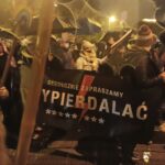 Katowicki „Spacer z siostrami” w deszczu. Race, petardy i narodowcy pod katedrą