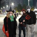 „Rewolucja” – skandowali w Katowicach. Dzisiaj znowu tłumy na ulicach. Manifestowali z Holloweenowym akcentem