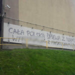 Wandalizm w Dąbrówce Małej. Tym razem nie kibicowskie bohomazy, a związane z pandemią