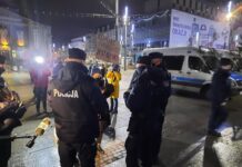 W Katowicach rysowali 102 błyskawice na 102 lata praw kobiet w Polsce. Policja spisywała uczestników