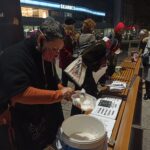 Niewielki protest na Rynku. Rozdawali plakaty i klej – upominali się o prawa kobiet