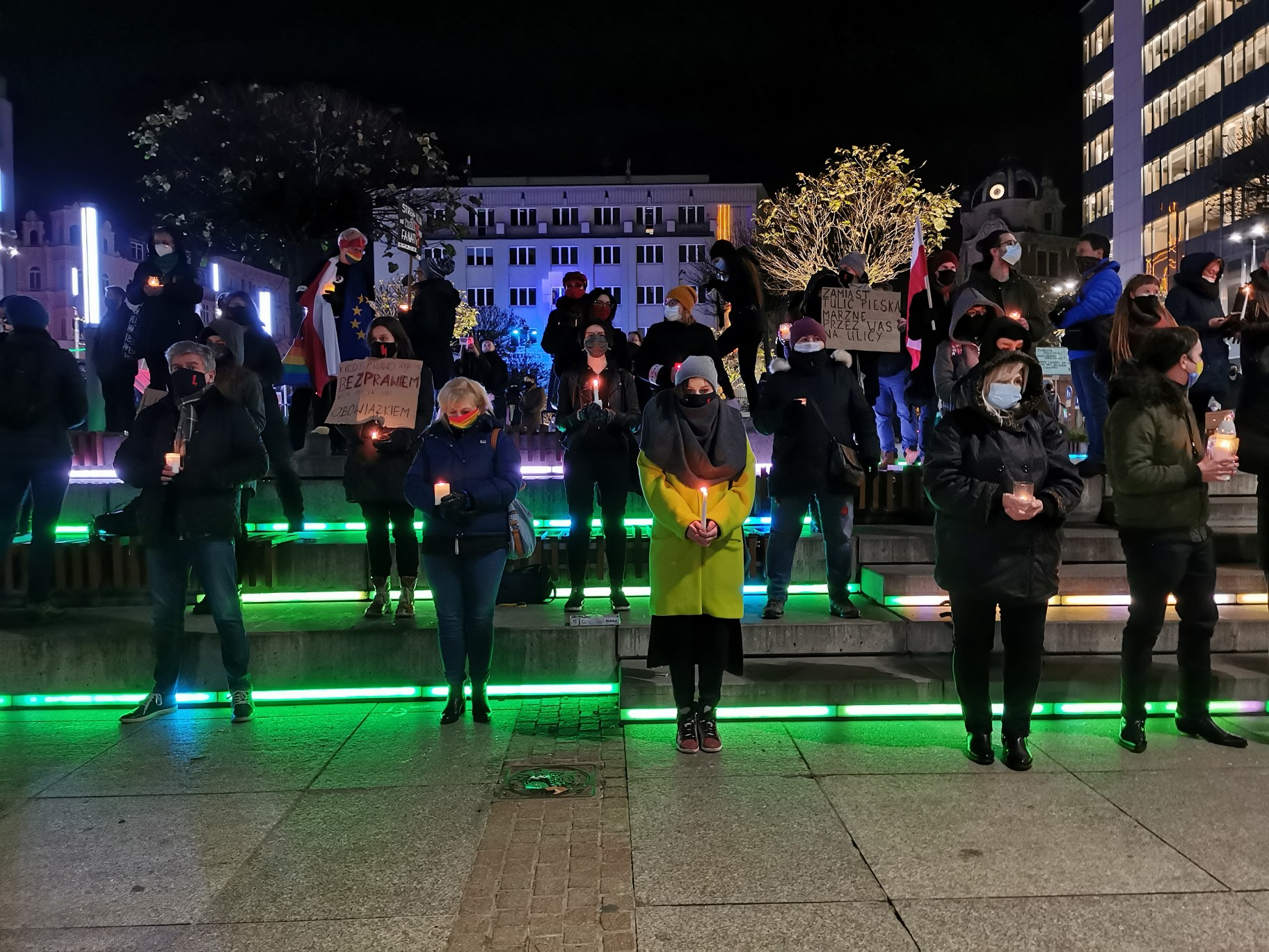 Cichy protest na Rynku. Zebrani spodziewali się wszystkiego – gazu, pałek i zatrzymań. Było spokojnie