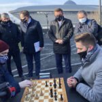 Ktoś kogoś chciał przykryć czapką? Rząd zapowiada fabrykę, prezydent Katowic organizuje imprezę szachową