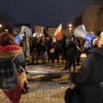 Tłum przed katedrą w Katowicach. „W d… wsadźcie se ten wyrok” – krzyczeli manifestujący