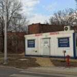 Przy nowym dworcu na ulicy Sądowej pojawił się kontener rodem z ul. Piotra Skargi